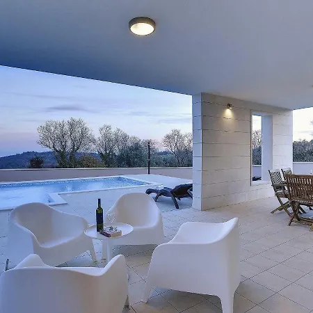 Villa Histria B4+2 *